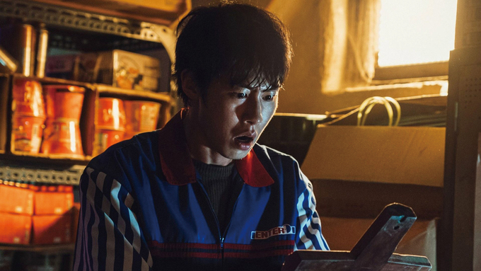 편의점에서 휴대전화를 확인하는 혁준